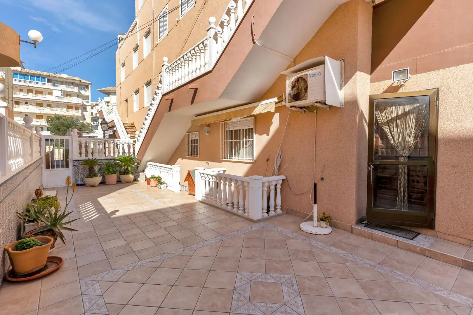 Vista exterior de Casa adosada en venta en Torrevieja con Aire acondicionado, Jardín privado y Terraza