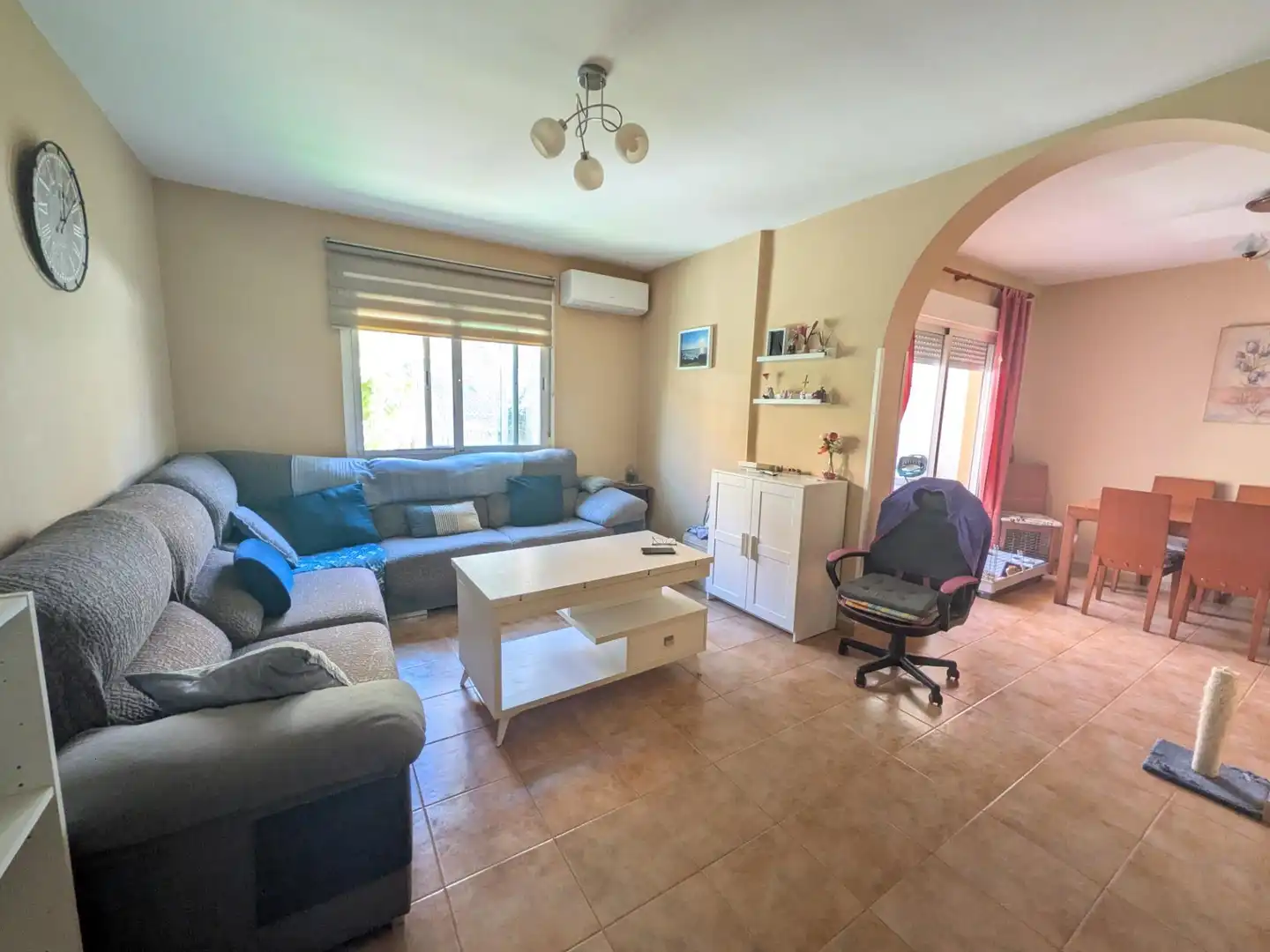 Sala d'estar de Casa adosada en venda en Villalbilla amb Piscina comunitària