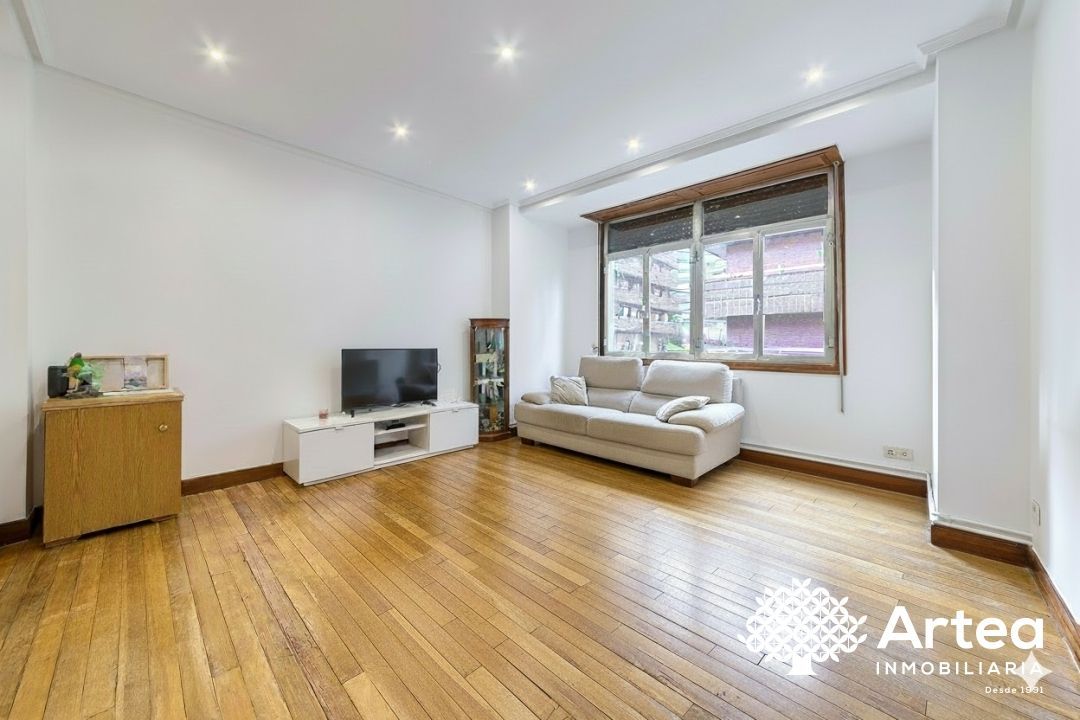 Sala d'estar de Pis en venda en Bilbao  amb Calefacció i Moblat