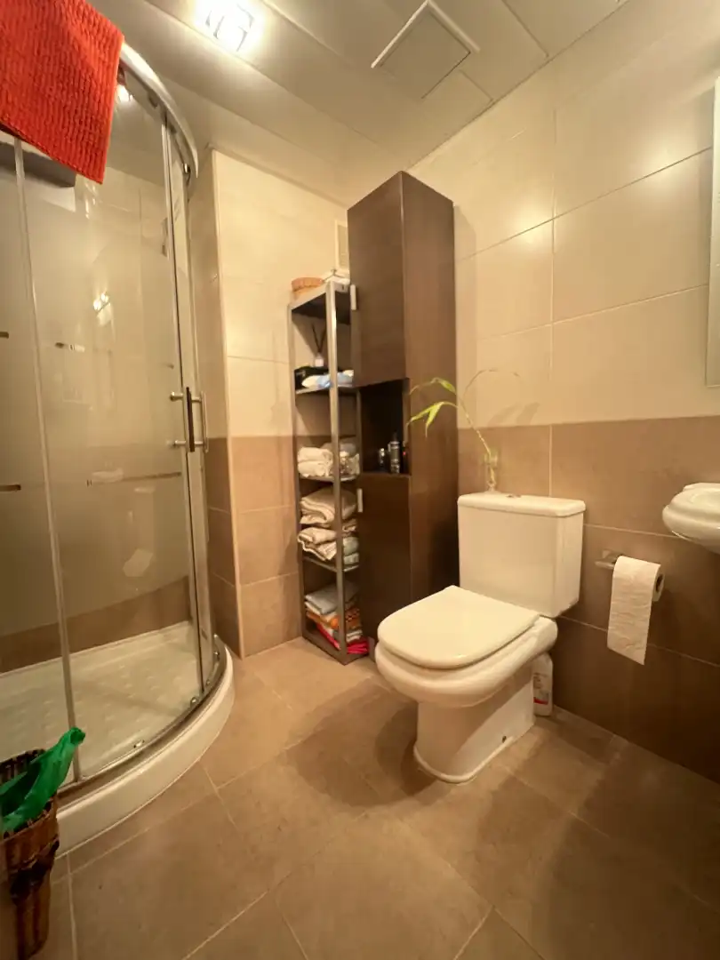 Badezimmer von Dachboden zum Verkauf in Salou mit Klimaanlage, Heizung und Privatgarten