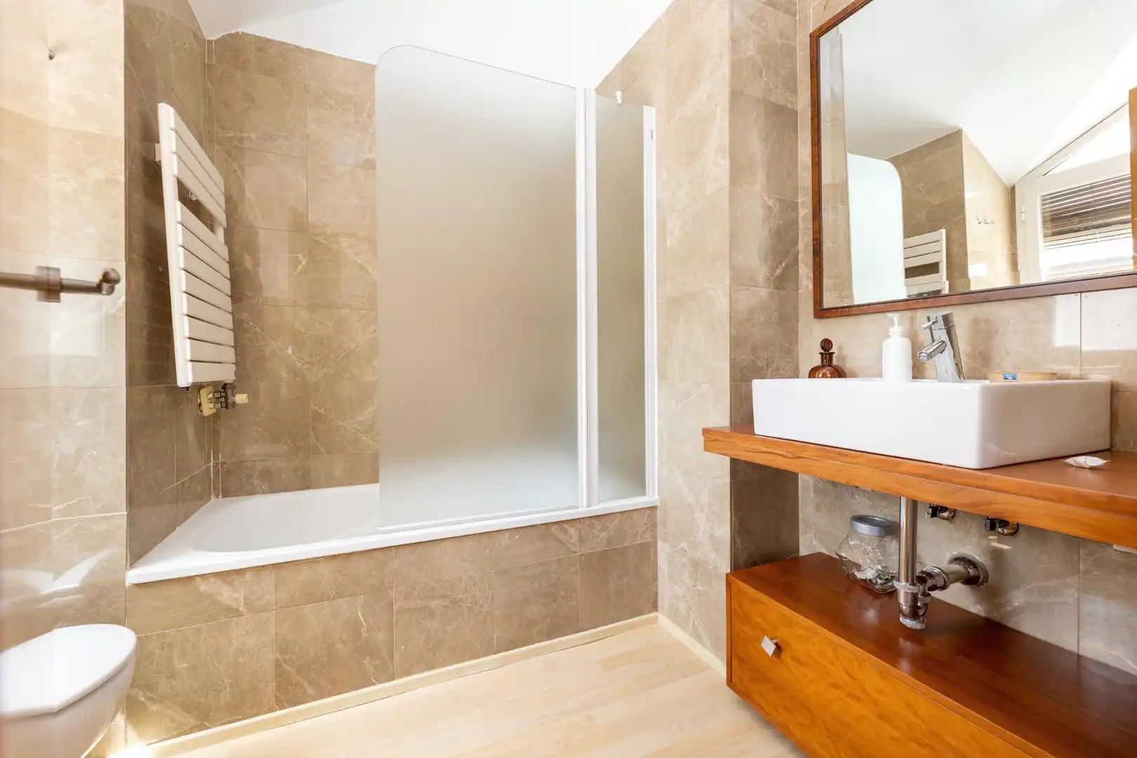 Badezimmer von Einfamilien-Reihenhaus zum Verkauf in Granada mit Klimaanlage, Heizung und Privatgarten