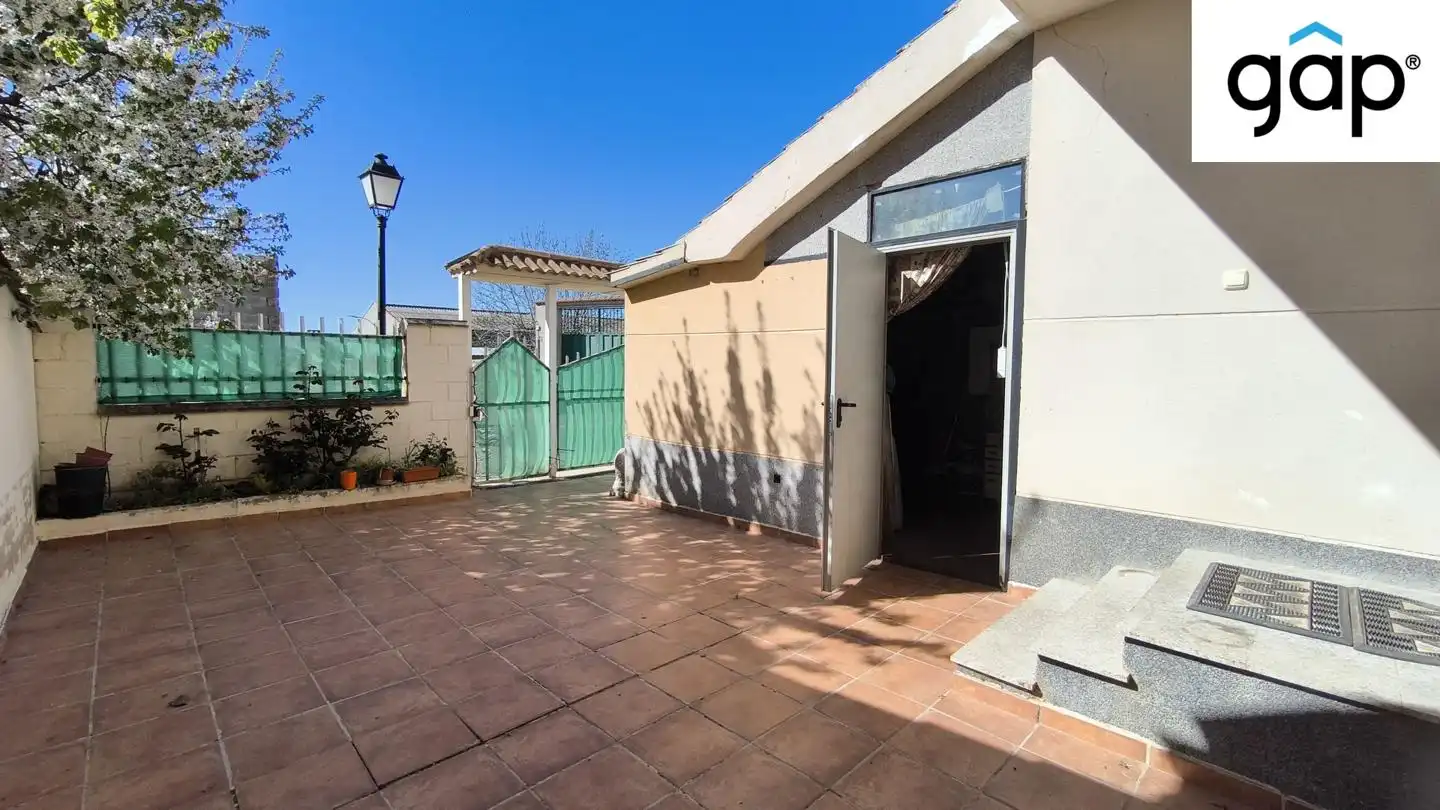 Terrasse von Einfamilien-Reihenhaus zum Verkauf in Horcajo de Santiago mit Heizung, Abstellraum und Möbliert