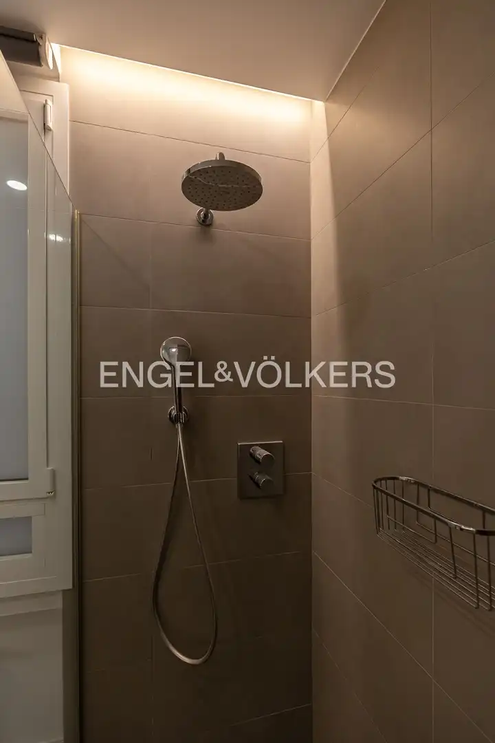 Badezimmer von Erdgeschoss zur Miete in Madrid mit Klimaanlage, Heizung und Parkett