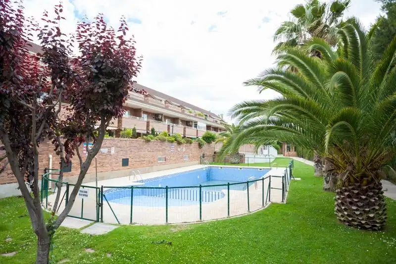 Piscina de Casa adosada de alquiler en Zaragoza con Aire acondicionado, Calefacción y Jardín privado