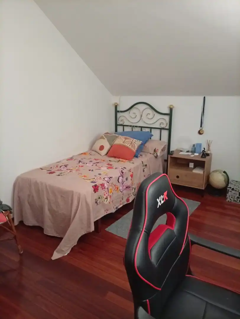 Dormitori de Casa o xalet en venda en Ourense Capital  amb Calefacció, Jardí privat i Parquet