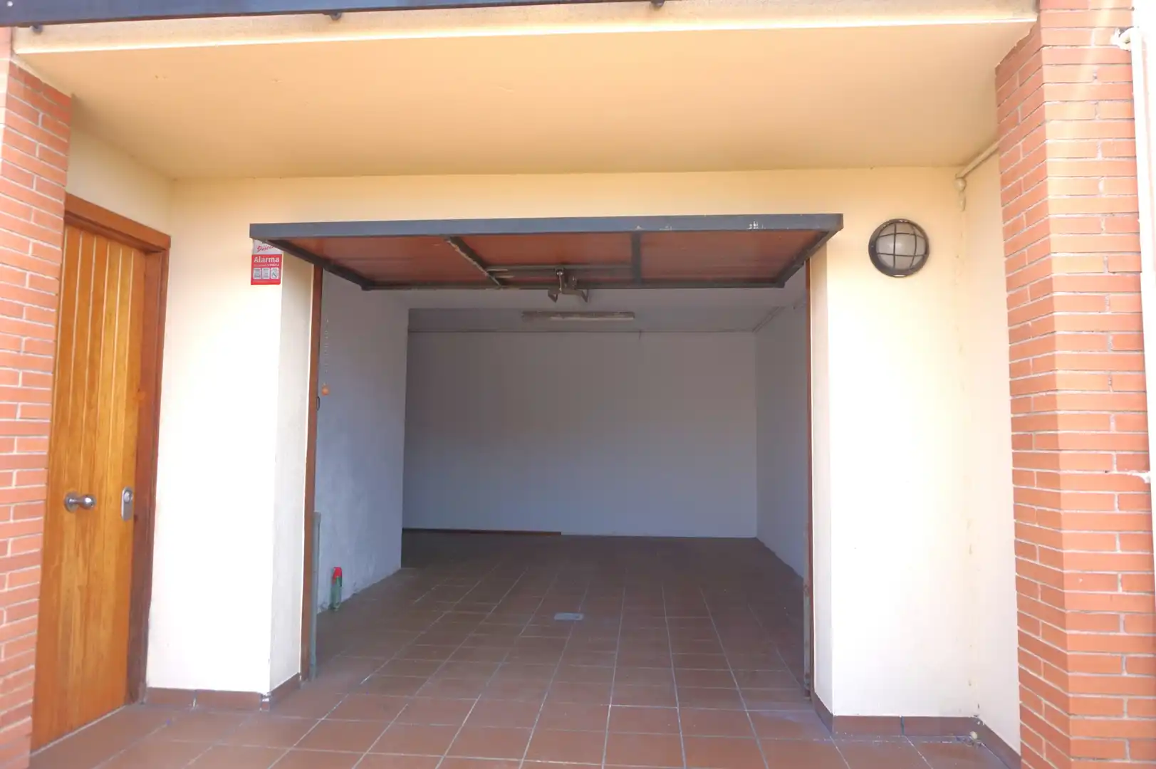 Aparcament de Casa adosada en venda en Pineda de Mar amb Calefacció, Jardí privat i Terrassa
