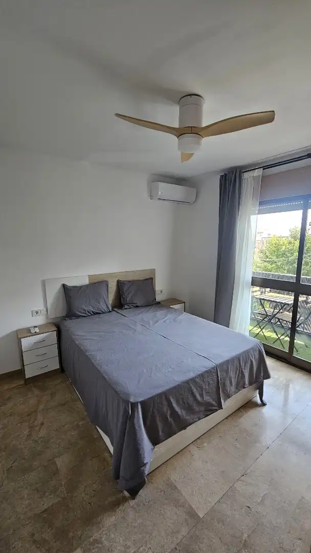 Schlafzimmer von Wohnung zur Miete in Córdoba mit Klimaanlage, Privatgarten und Möbliert