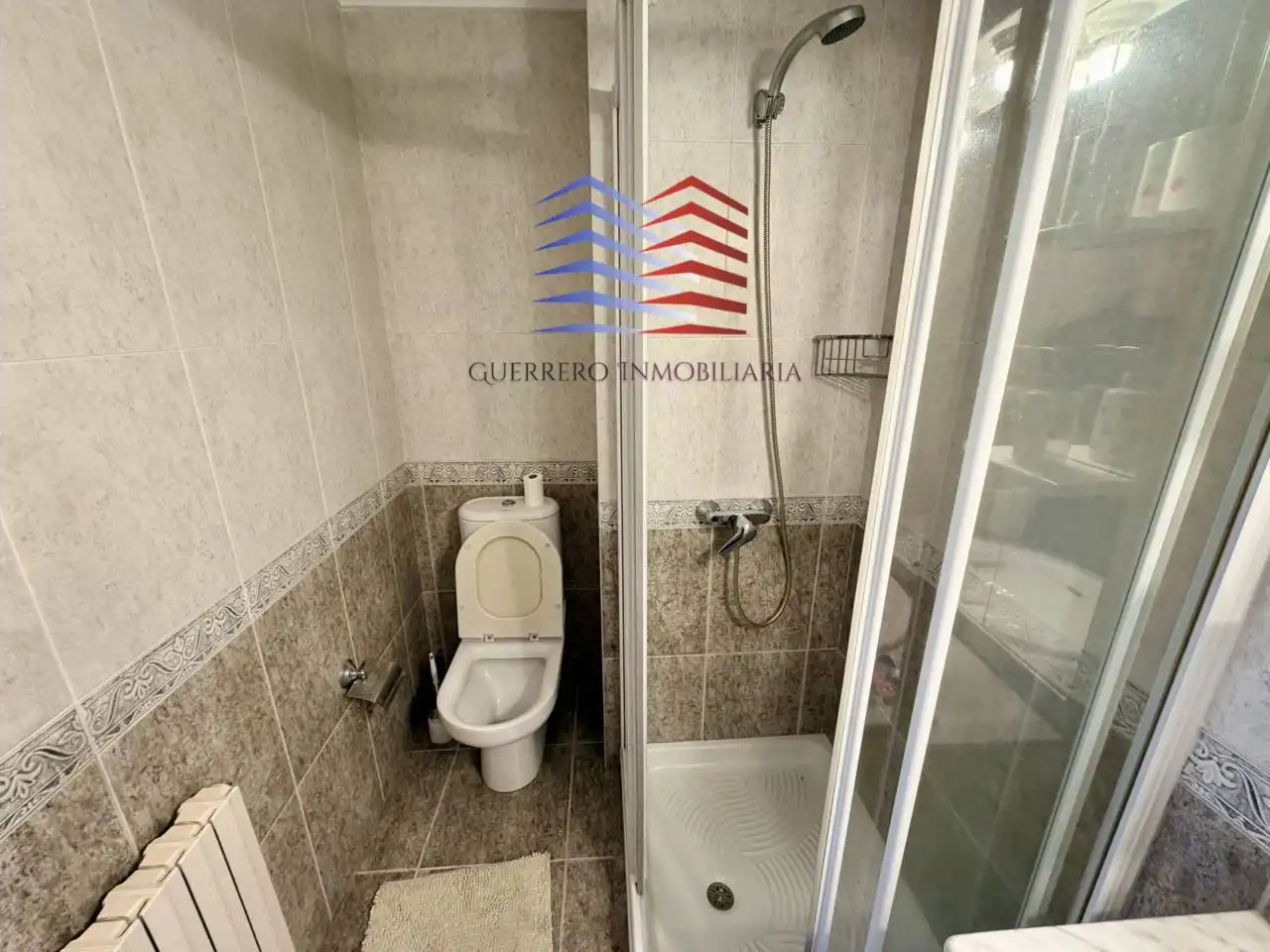 Bathroom of Apartments for rent in Ourense Capital   with Heating, Parquet flooring and Storage room