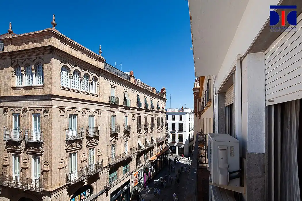 Vista exterior de Oficina en venda en Sevilla amb Aire condicionat, Terrassa i Traster