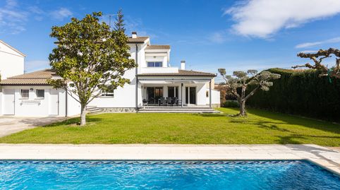 Casa aislada con piscina /Casa aïllada amb piscina