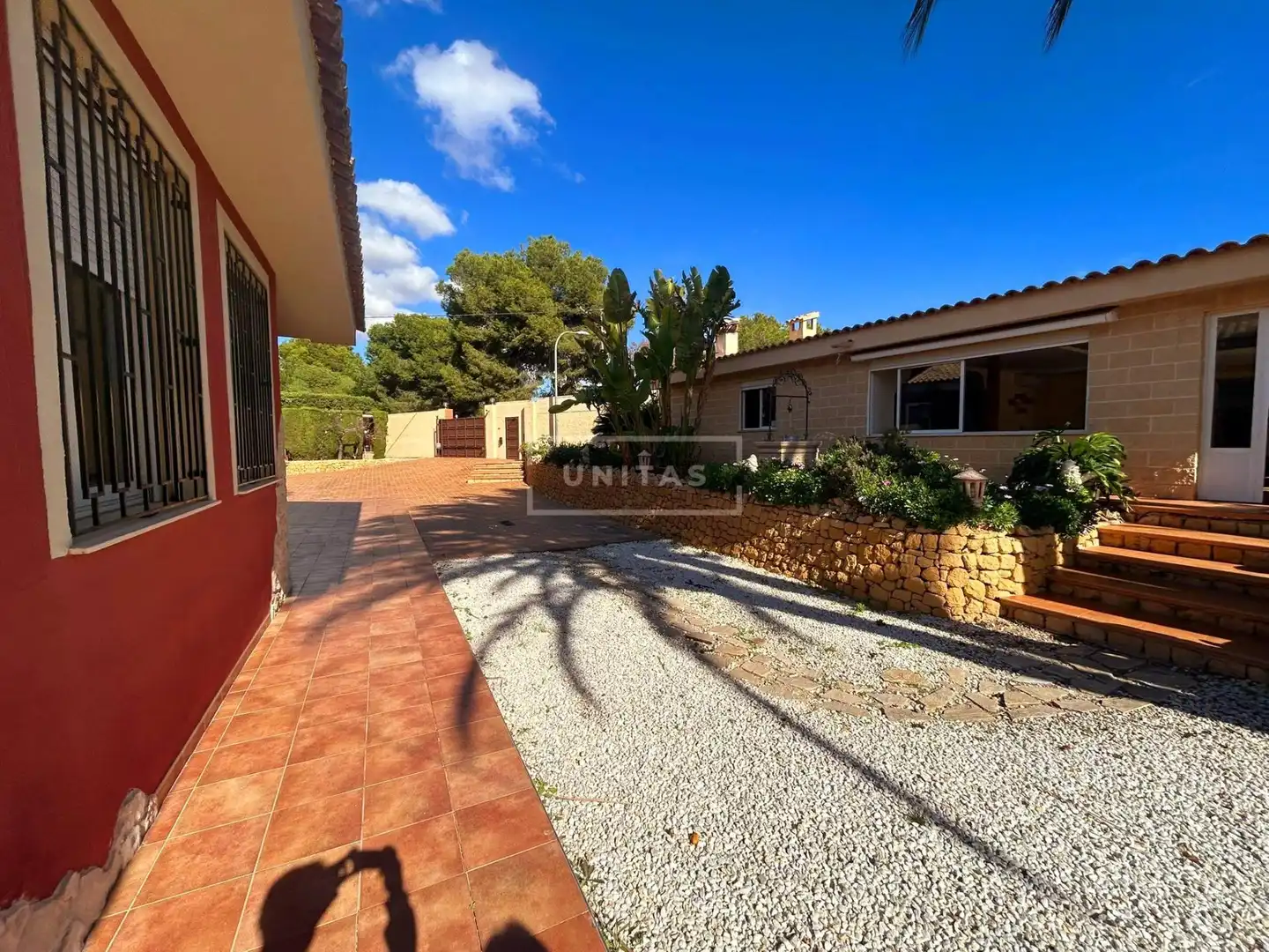 Vista exterior de Casa o xalet en venda en Alicante / Alacant amb Aire condicionat, Jardí privat i Terrassa