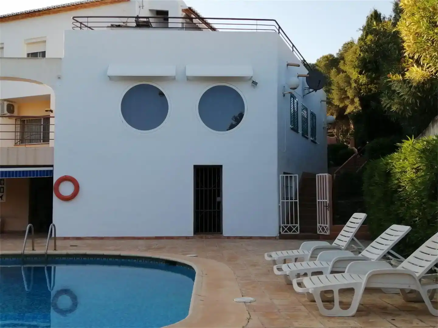 Vista exterior de Casa adosada de lloguer en Moraira amb Aire condicionat, Jardí privat i Traster