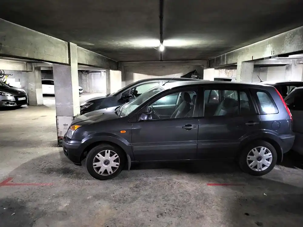 Parking de Piso de alquiler en Vigo  con Calefacción, Trastero y Amueblado