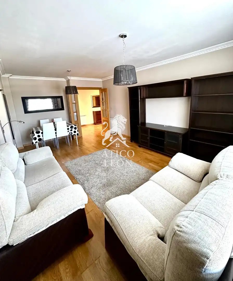 Sala de estar de Piso en venta en León Capital  con Calefacción, Terraza y Trastero