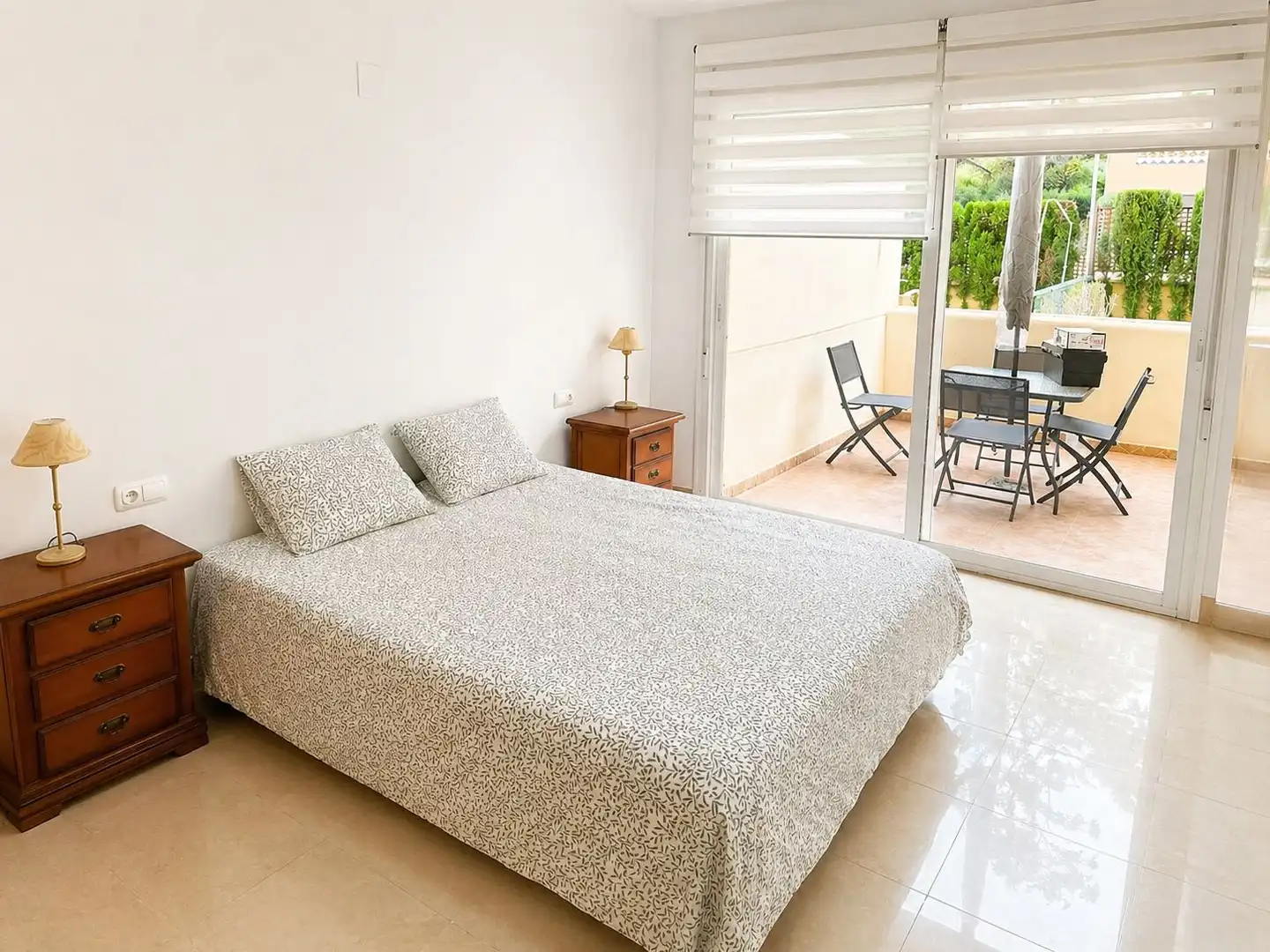 Dormitori de Apartament de lloguer en Marbella amb Aire condicionat, Calefacció i Jardí privat