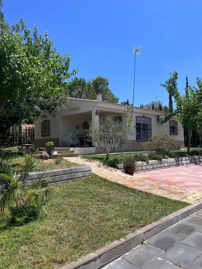 Vista exterior de Casa o xalet en venda en Vilamarxant amb Aire condicionat, Jardí privat i Terrassa