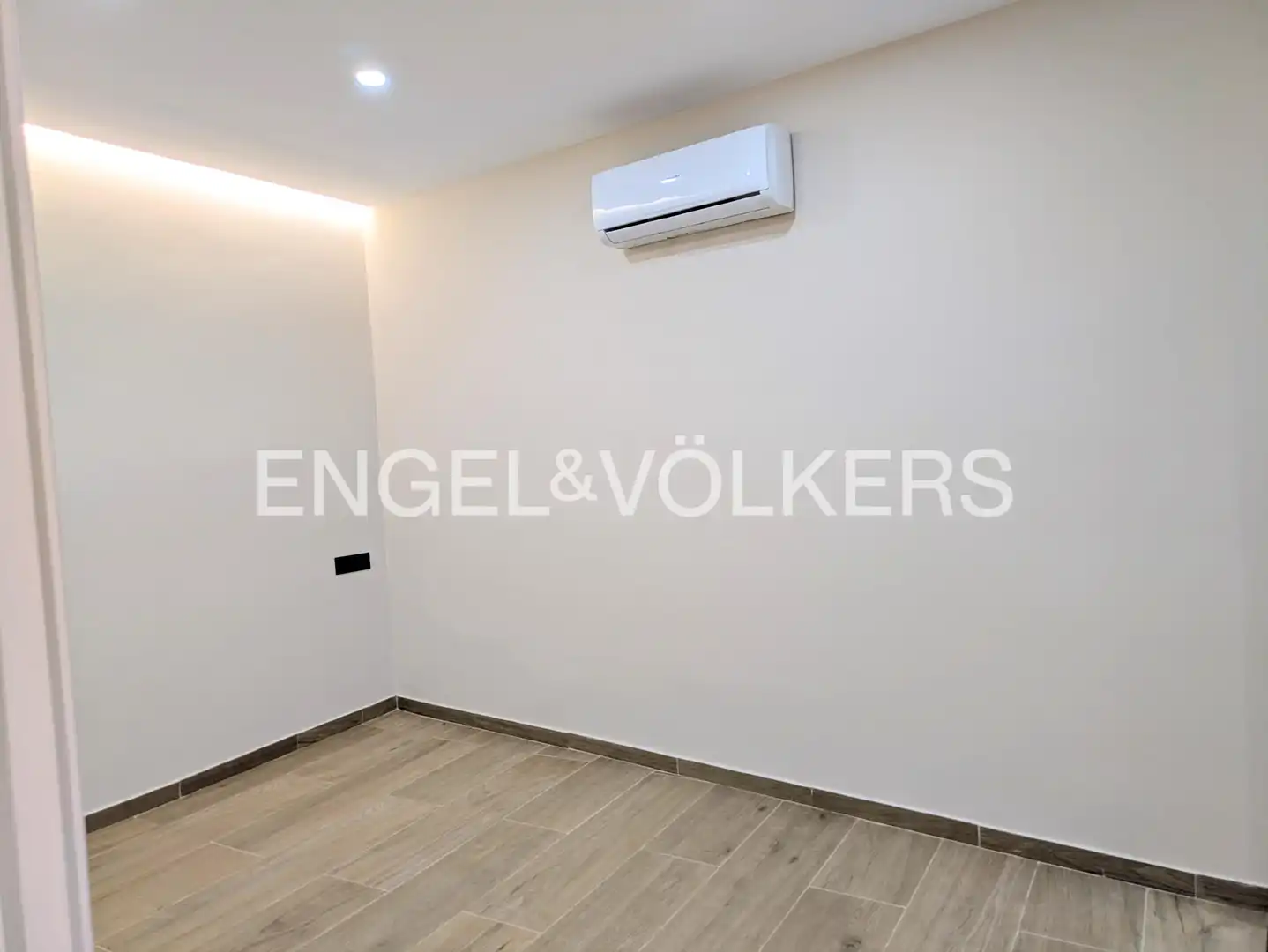 Flat for sale in Barcelona  with Air Conditioner and Heating