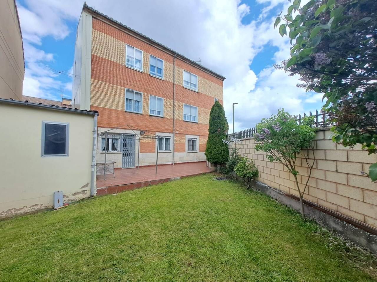 Exterior view of Flat for sale in Burgos Capital  with Heating, Private garden and Parquet flooring