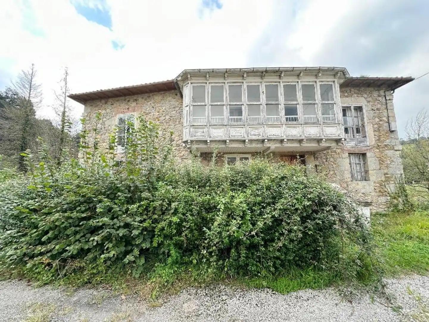 Vista exterior de Casa o xalet en venda en Corvera de Toranzo amb Jardí privat i Balcó