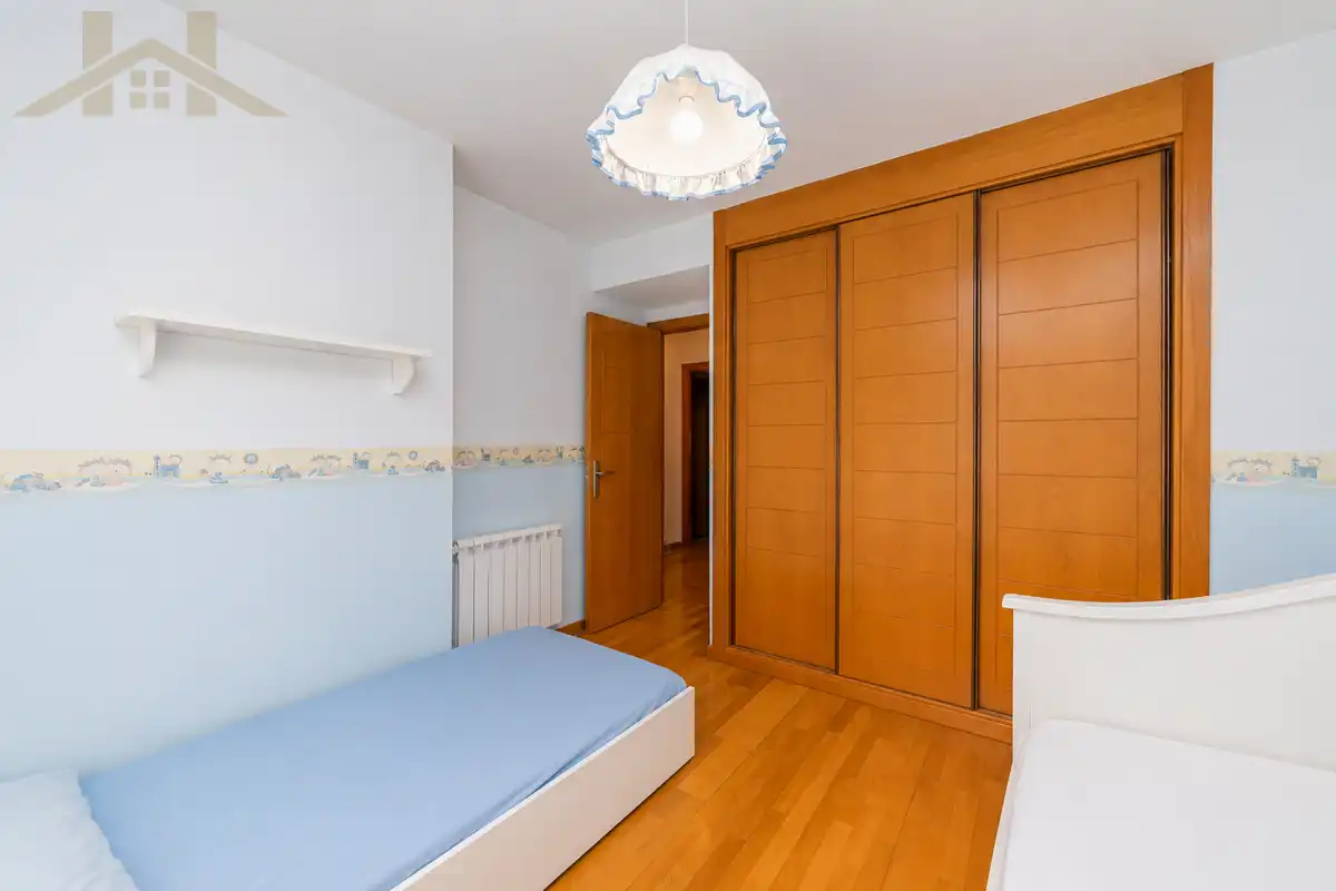 Schlafzimmer von Einfamilien-Reihenhaus zum Verkauf in Valdemoro mit Klimaanlage, Privatgarten und Möbliert