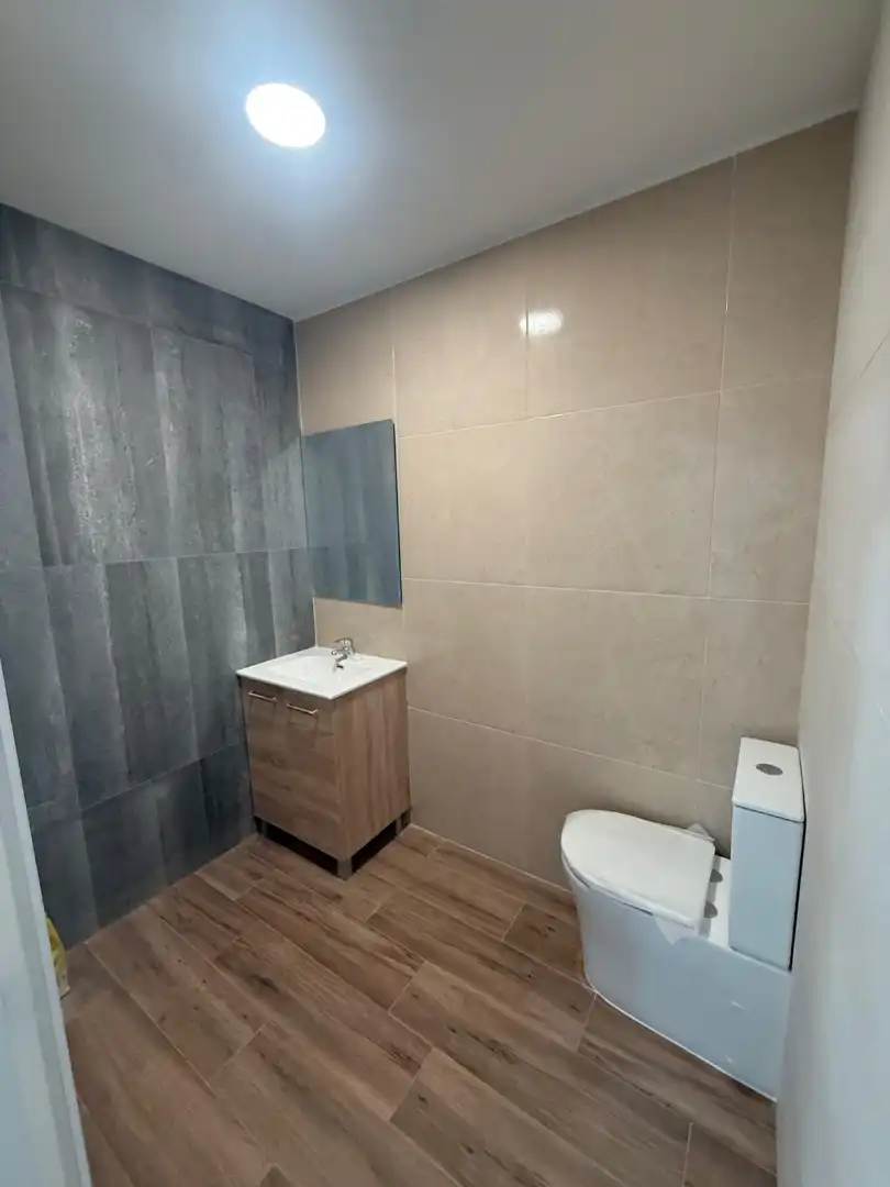 Baño de Local en venta en Cornellà de Llobregat con Parquet y Alarma