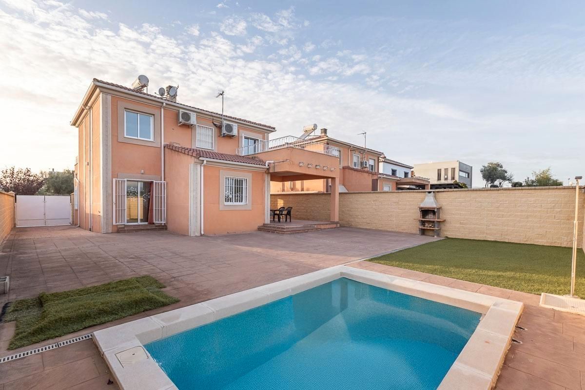 Piscina de Casa o chalet en venta en Atarfe con Aire acondicionado, Calefacción y Jardín privado