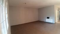 Sala d'estar de Casa adosada en venda en Villafranca de los Caballeros amb Jardí privat i Traster
