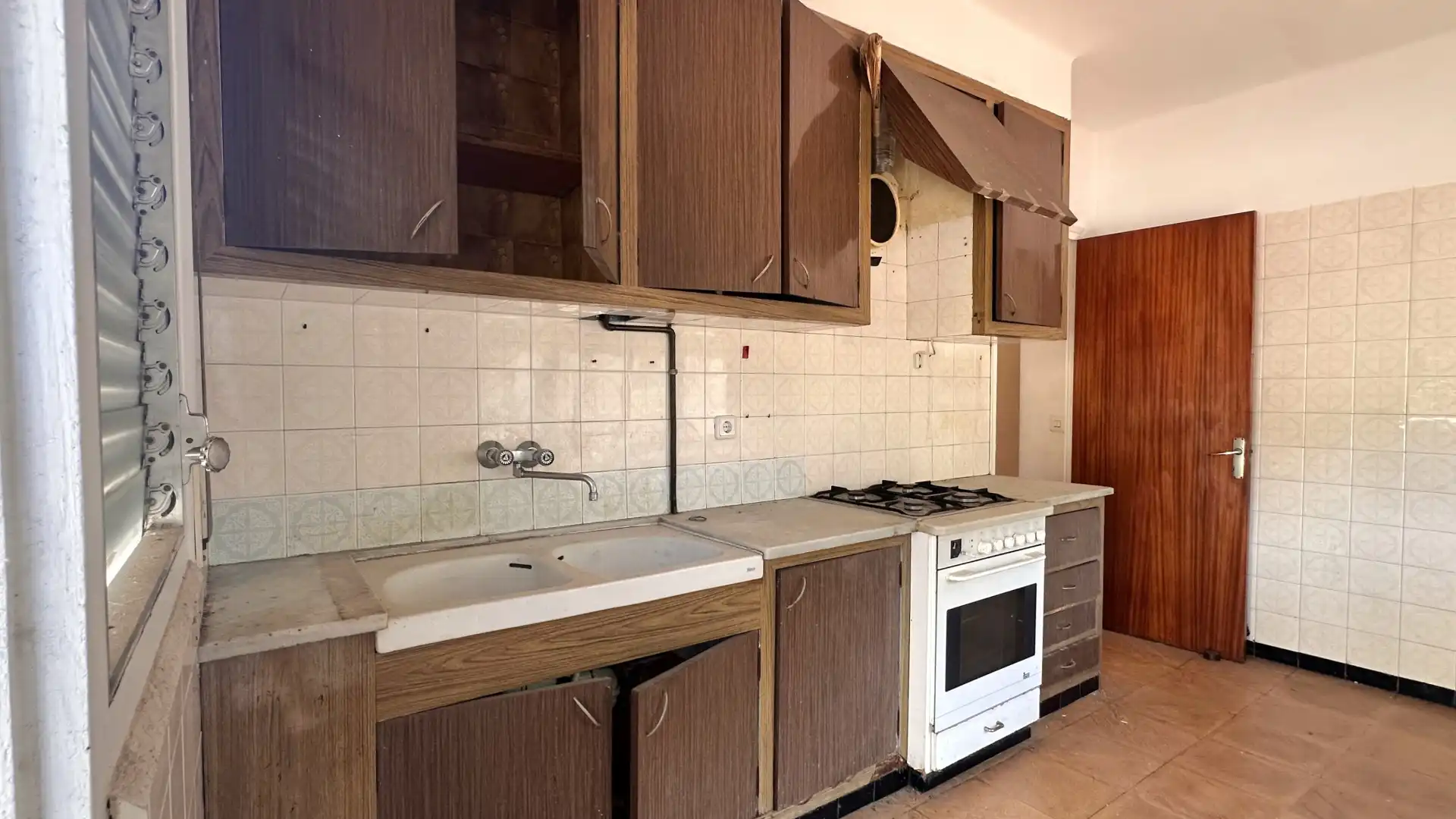 Küche von Einfamilien-Reihenhaus zum Verkauf in Sant Joan Les Fonts mit Heizung, Terrasse und Ofen