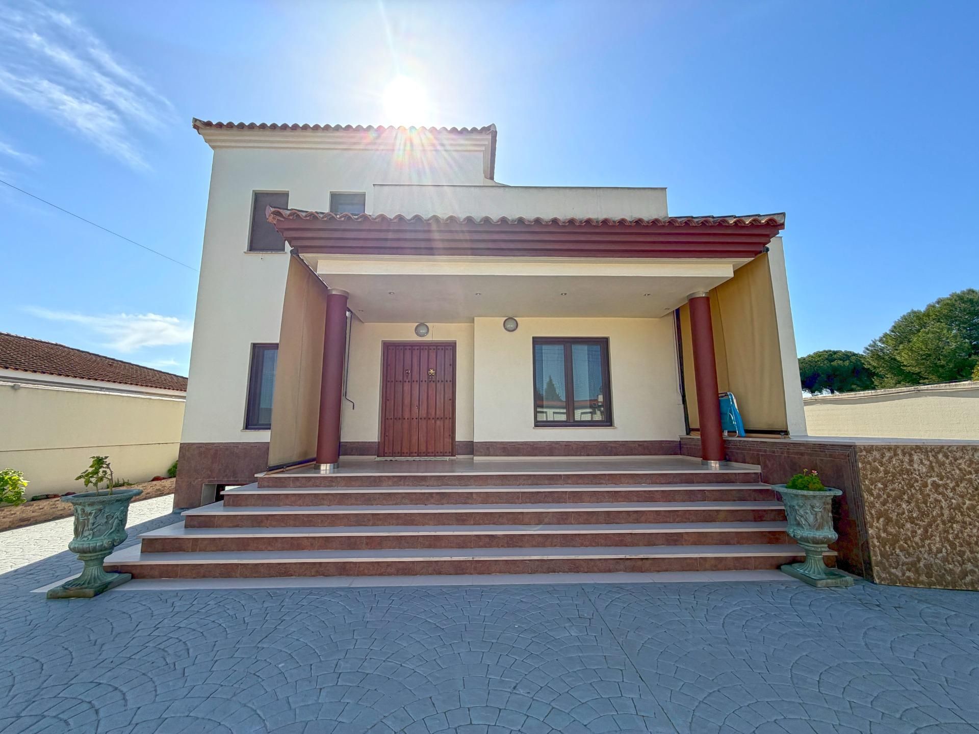 Vista exterior de Casa o chalet en venta en Almensilla con Jardín privado y Piscina comunitaria