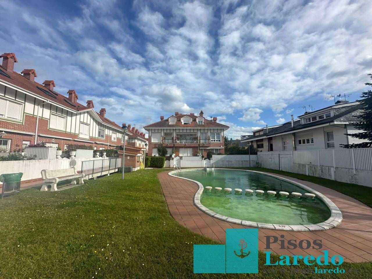 Piscina de Casa o xalet en venda en Laredo amb Calefacció, Jardí privat i Terrassa