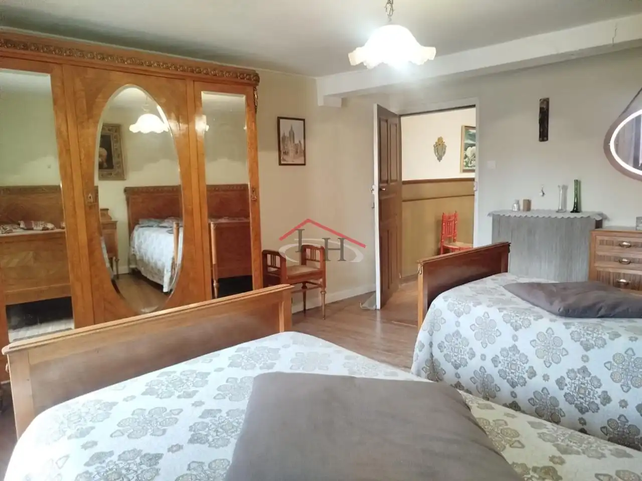 Dormitori de Casa o xalet en venda en León Capital  amb Calefacció, Jardí privat i Traster