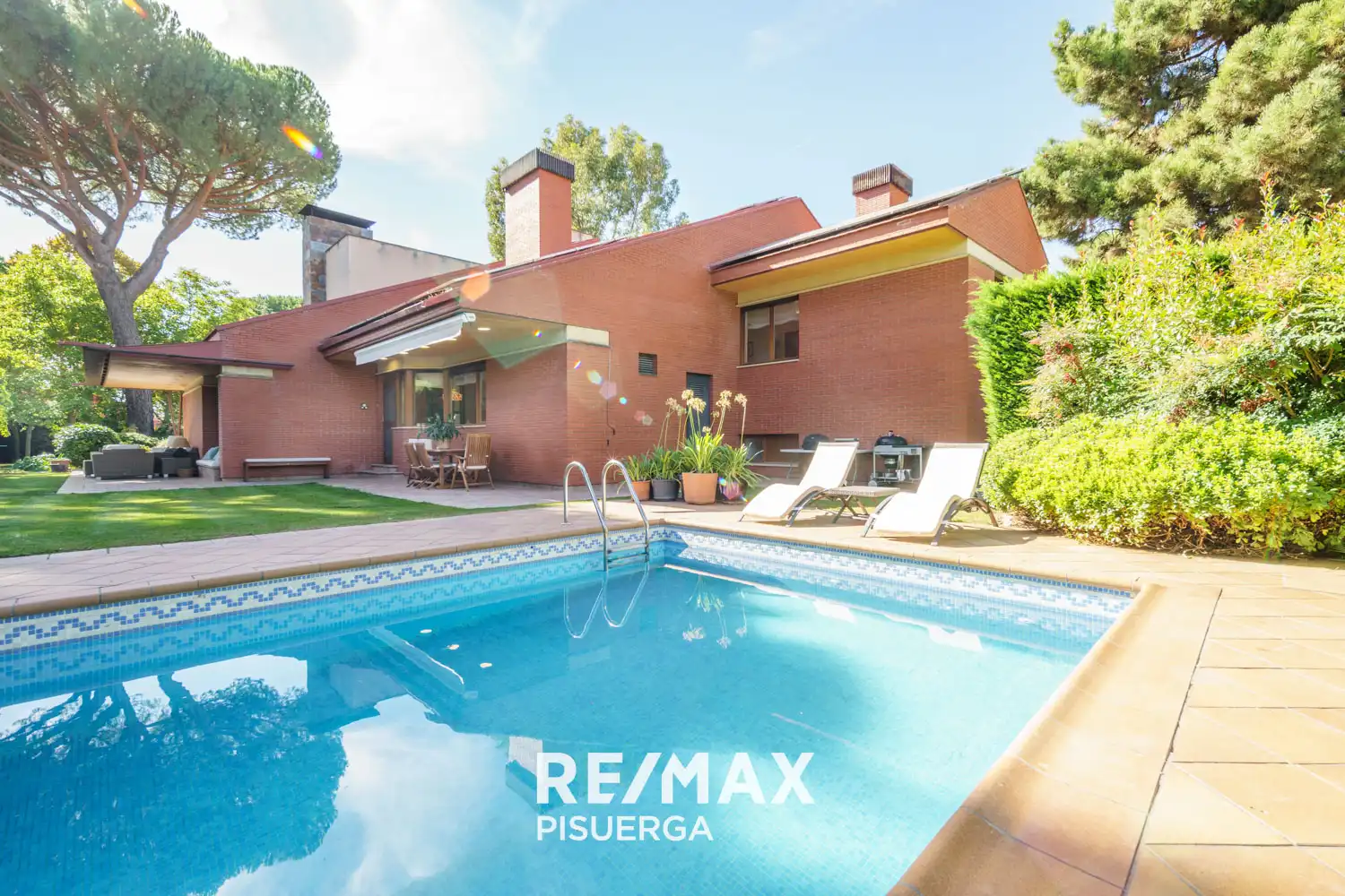 Vista exterior de Casa o xalet en venda en Boecillo amb Jardí privat, Traster i Piscina