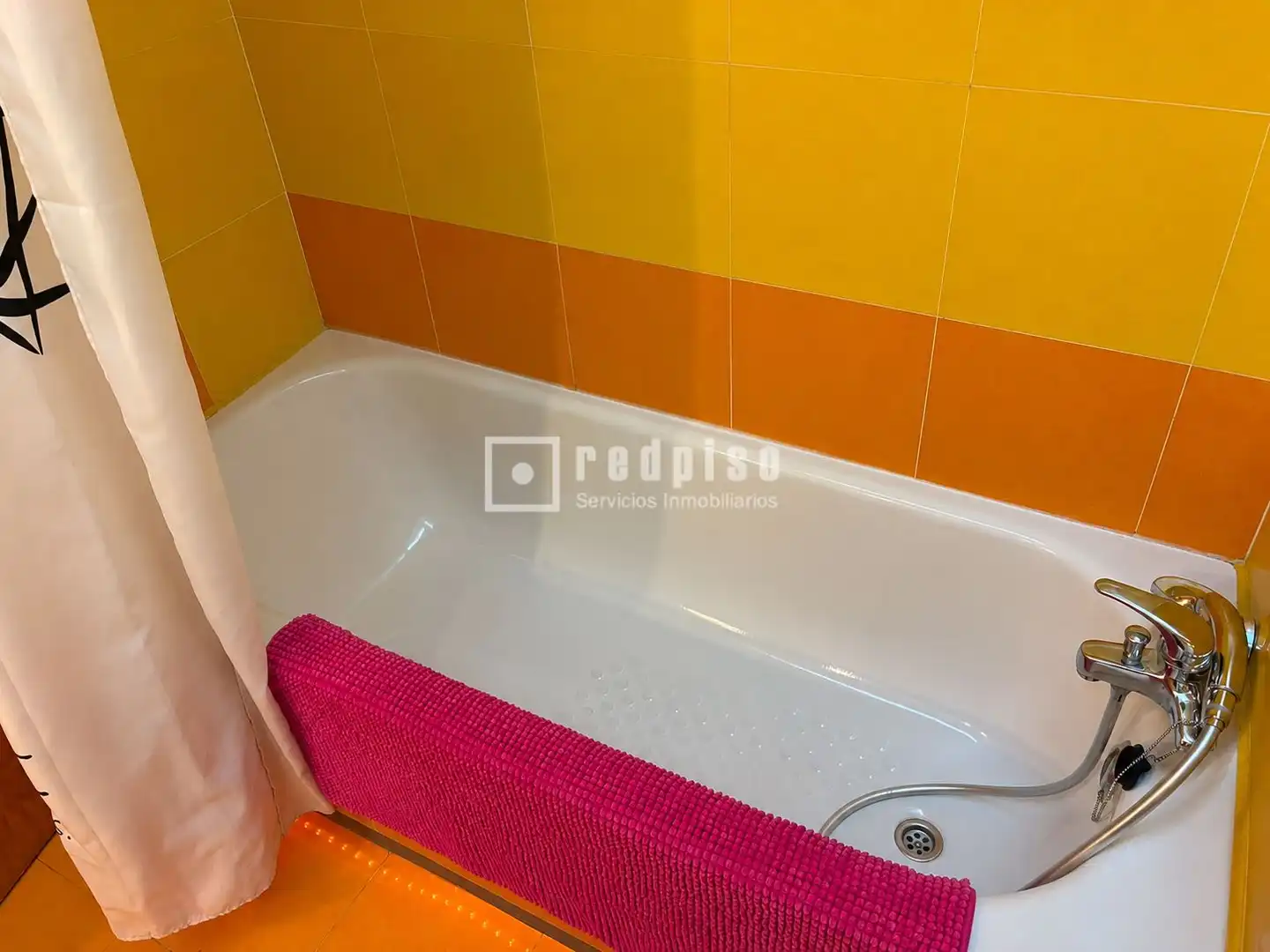 Baño de Piso en venta en Madrid con Aire acondicionado, Calefacción y Jardín privado