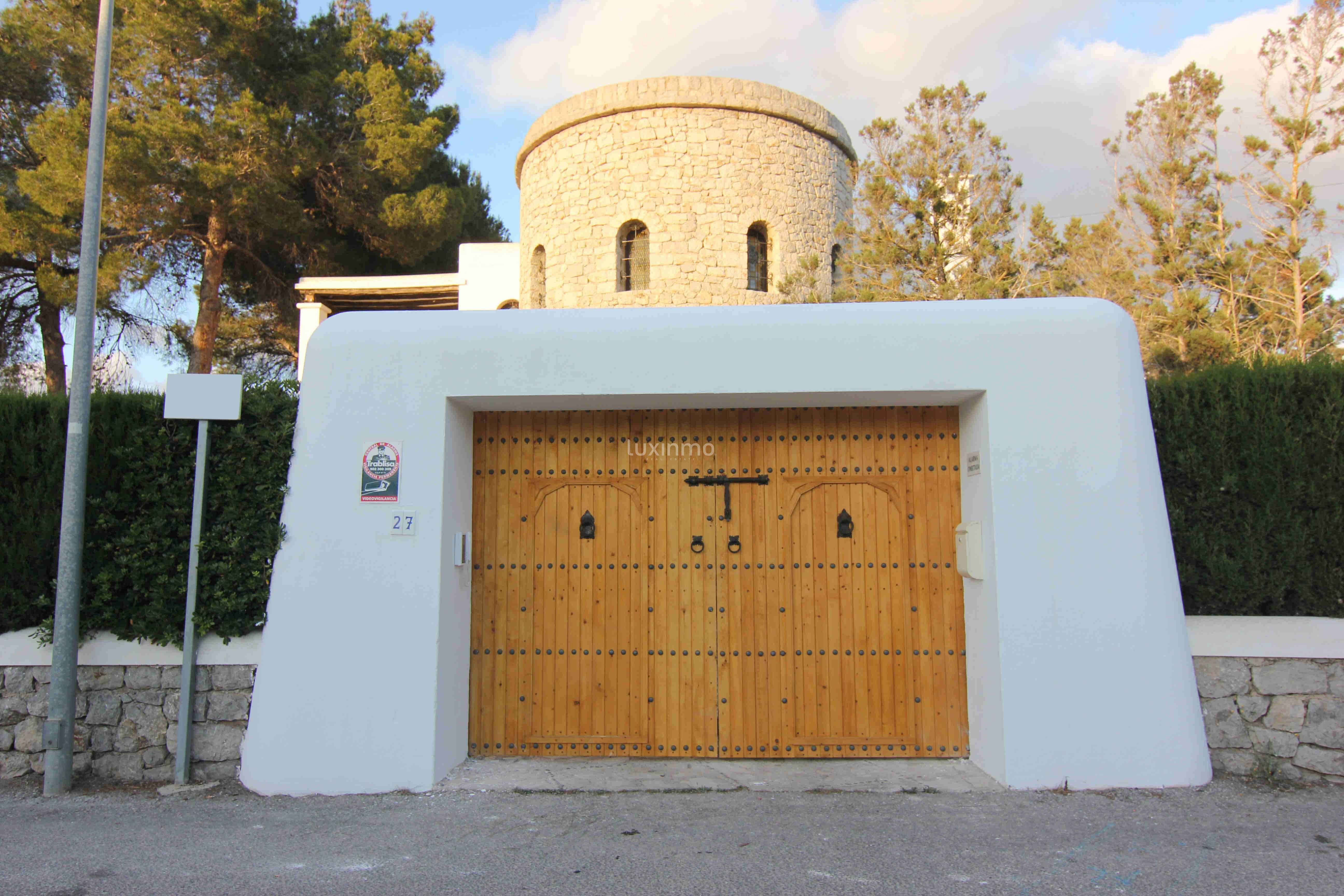 Vista exterior de Casa o xalet en venda en Sant Antoni de Portmany amb Jardí privat, Terrassa i Piscina comunitària