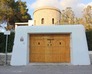 Vista exterior de Casa o xalet en venda en Sant Antoni de Portmany amb Jardí privat, Terrassa i Piscina comunitària