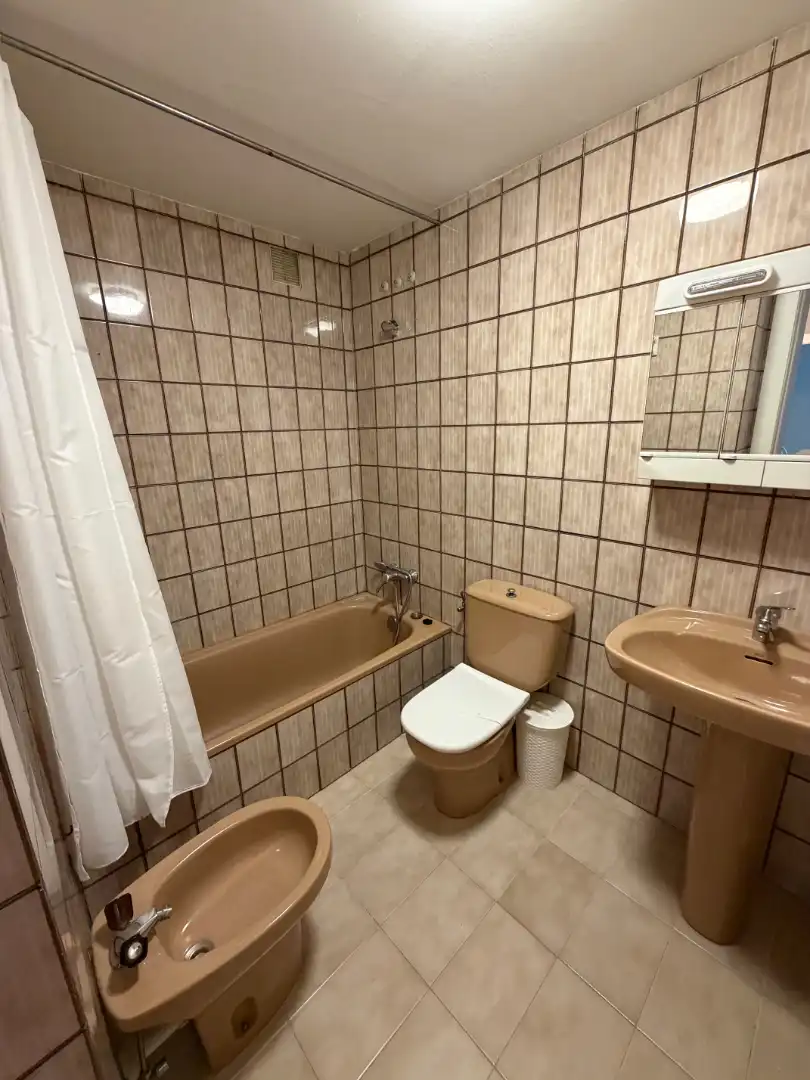 Badezimmer von Wohnung zur Miete in Oviedo  mit Heizung, Parkett und Abstellraum