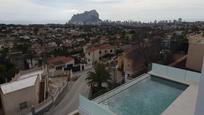 Vista exterior de Casa o xalet en venda en Calpe / Calp amb Aire condicionat, Calefacció i Jardí privat