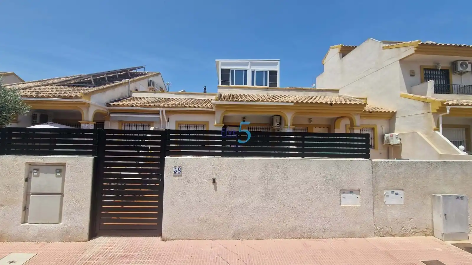 Vista exterior de Casa adosada en venda en Daya Nueva amb Aire condicionat, Calefacció i Terrassa