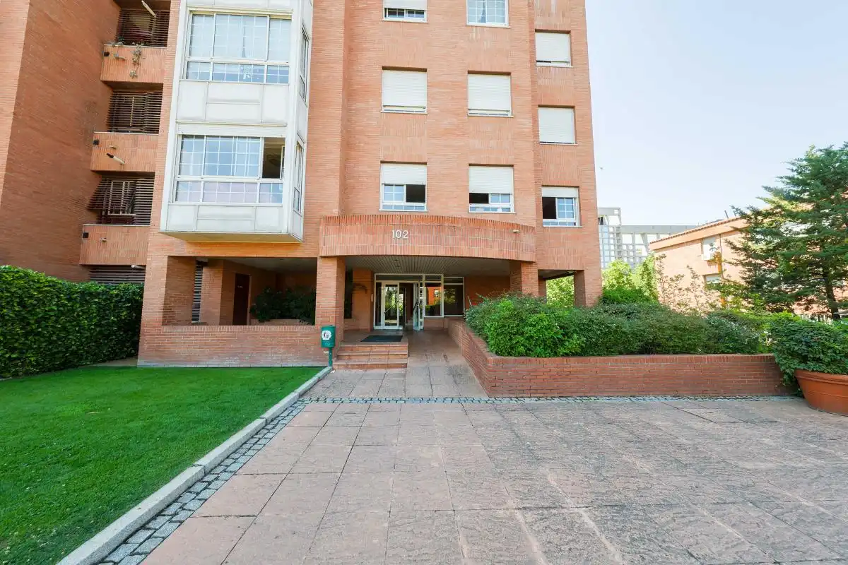 Vista exterior de Àtic de lloguer en Madrid amb Aire condicionat, Calefacció i Jardí privat