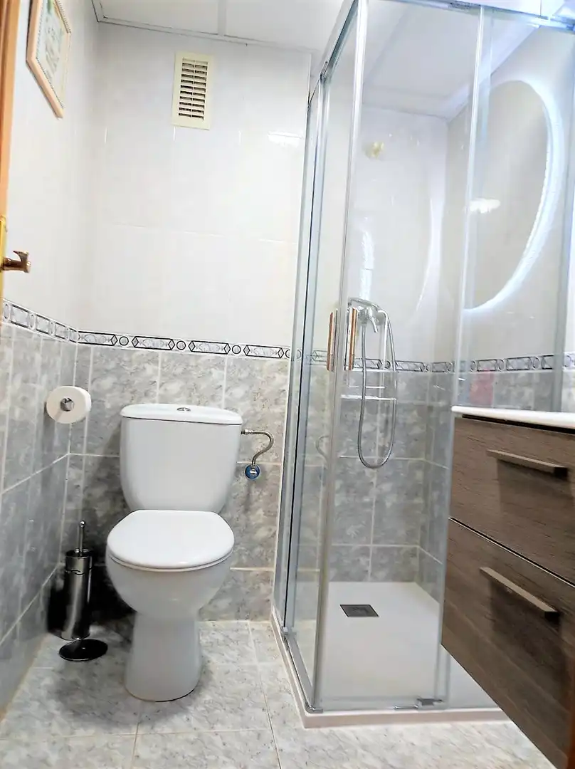 Baño de Apartamento de alquiler en Alicante / Alacant con Aire acondicionado, Calefacción y Terraza