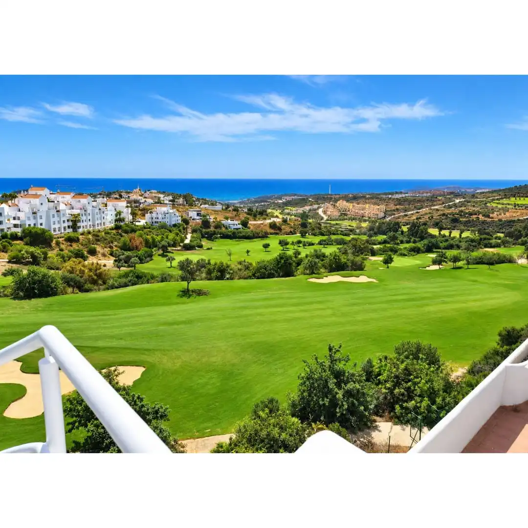 Außenansicht von Dachboden zum Verkauf in Estepona mit Klimaanlage, Terrasse und Schwimmbad