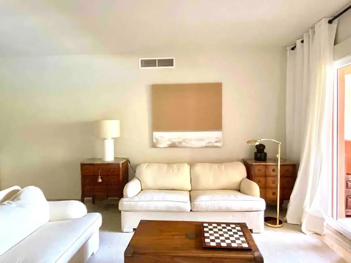Sala d'estar de Apartament de lloguer en Estepona amb Aire condicionat, Moblat i Balcó