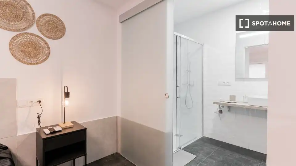 Bathroom of Flat for rent in Valencia  with Air Conditioner, Heating and Furnished