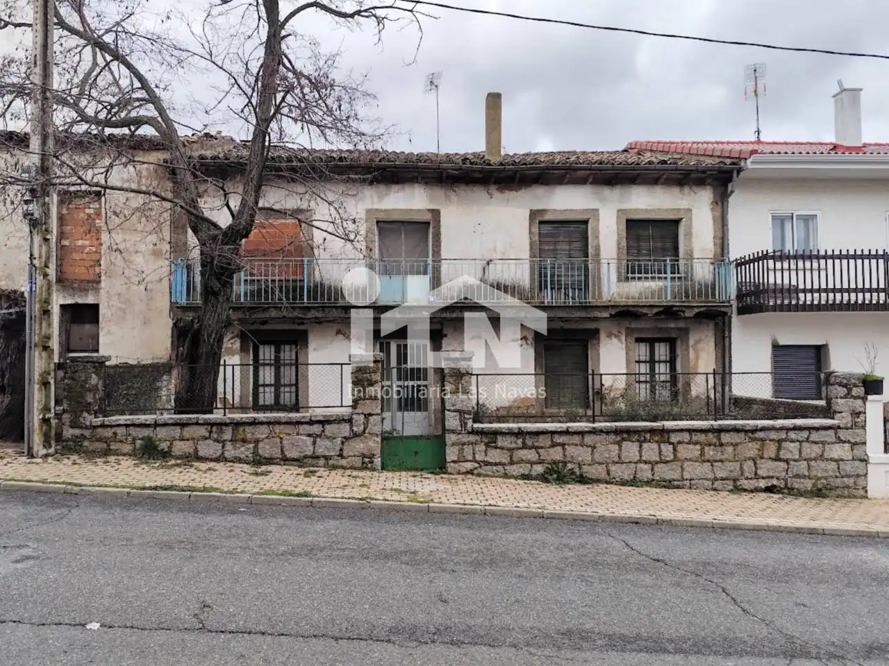 Vista exterior de Casa o xalet en venda en Las Navas del Marqués  amb Jardí privat