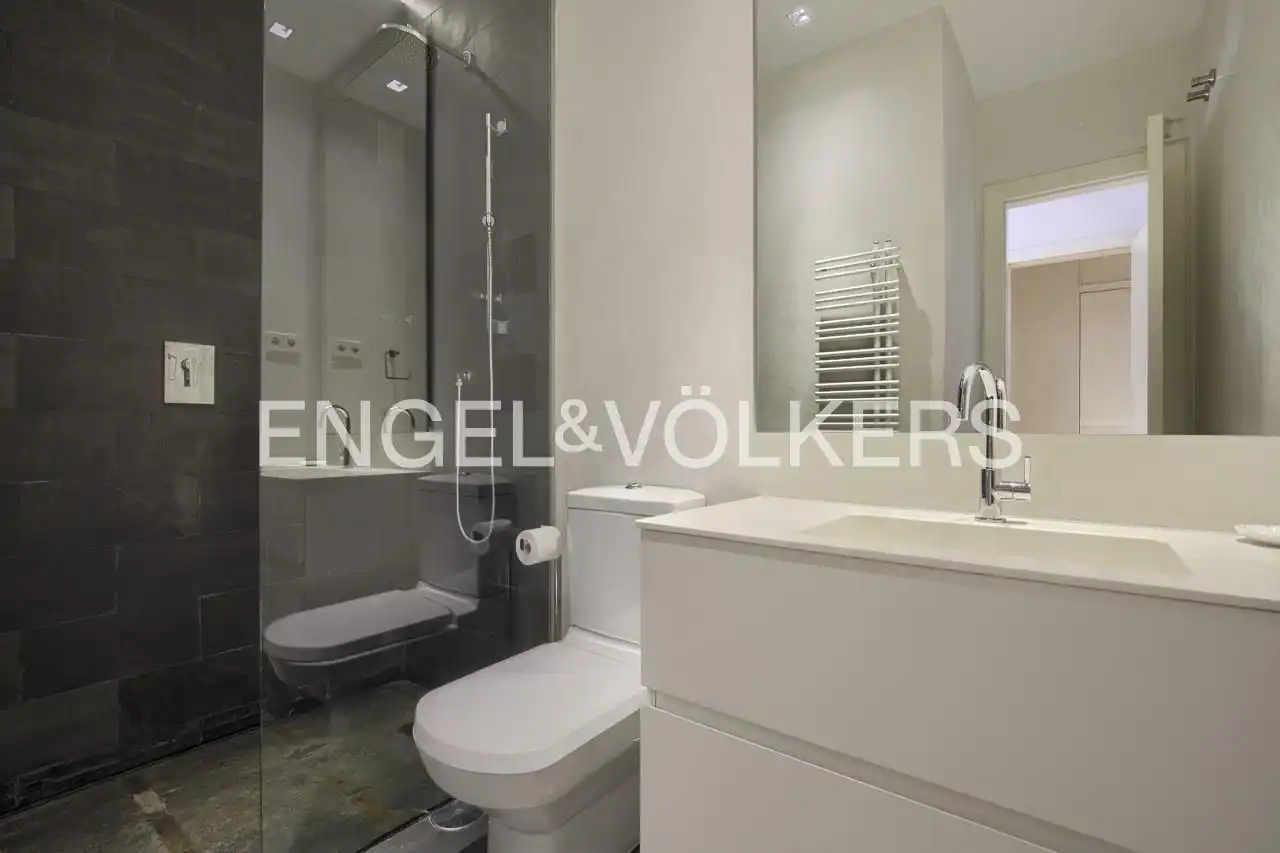 Baño de Piso de alquiler en Madrid con Aire acondicionado, Calefacción y Jardín privado