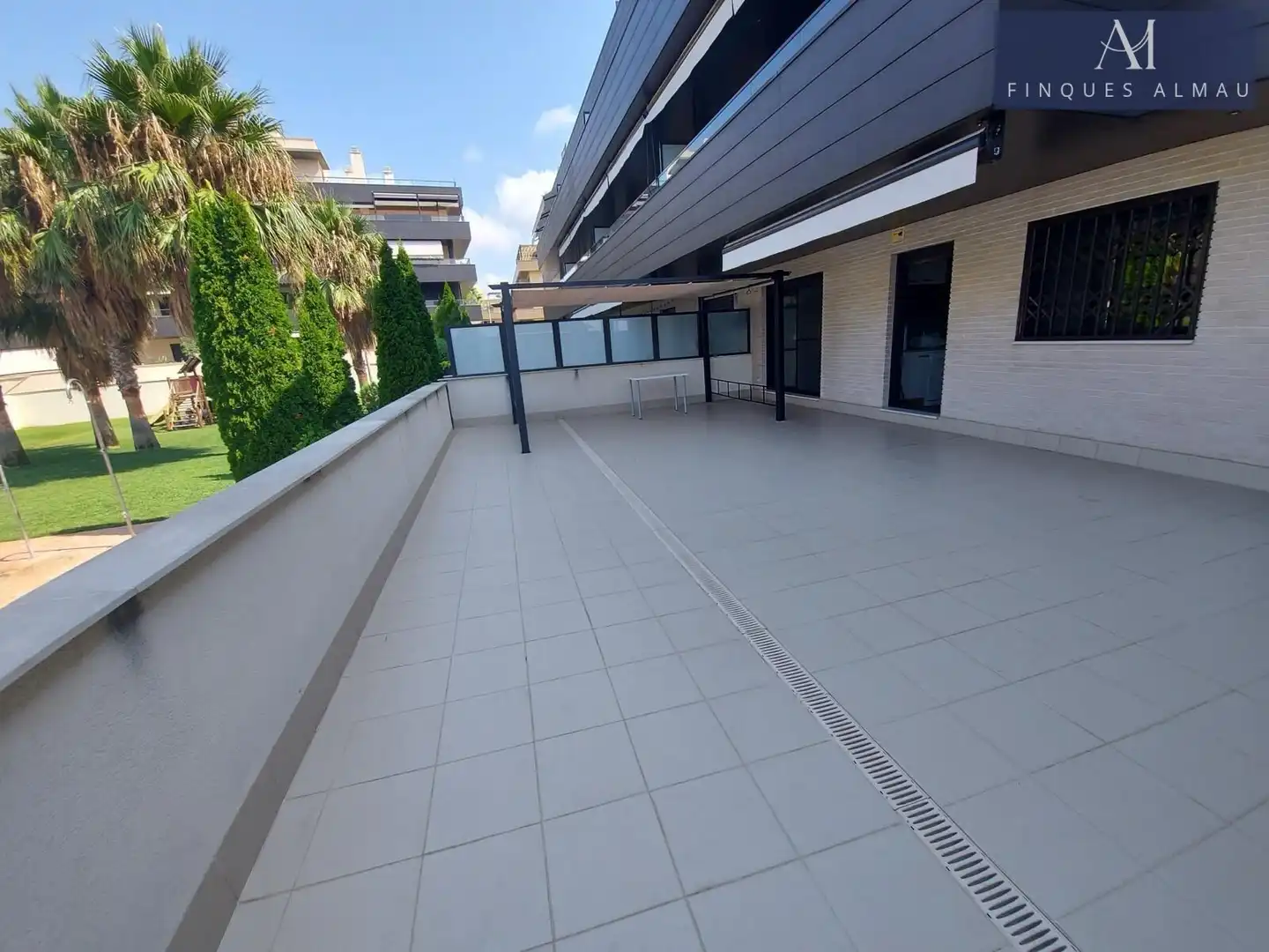 Terrasse von Erdgeschoss zum Verkauf in Vilanova i la Geltrú mit Klimaanlage, Heizung und Privatgarten