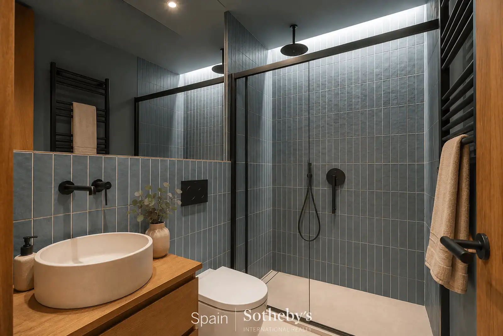 Bathroom of Apartments for sale in Madrid  with Air Conditioner and Heating