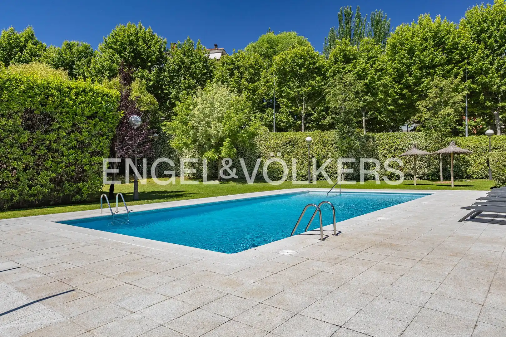 Swimming pool of Flat for sale in Sant Cugat del Vallès  with Air Conditioner, Heating and Private garden