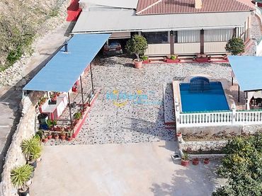 Casa amb piscina en venda a Alcaucín