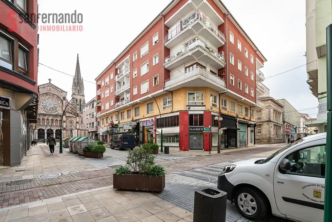 Vista exterior de Piso en venta en Torrelavega  con Parquet, Terraza y Amueblado